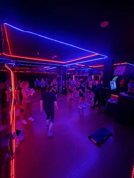 Clase de aeróbica con neón rojo y azul