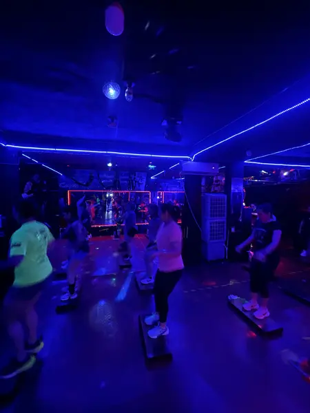 Clase de aeróbica con step bajo luz azul