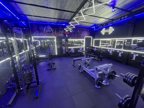 Sala de musculación con luces blancas en zigzag