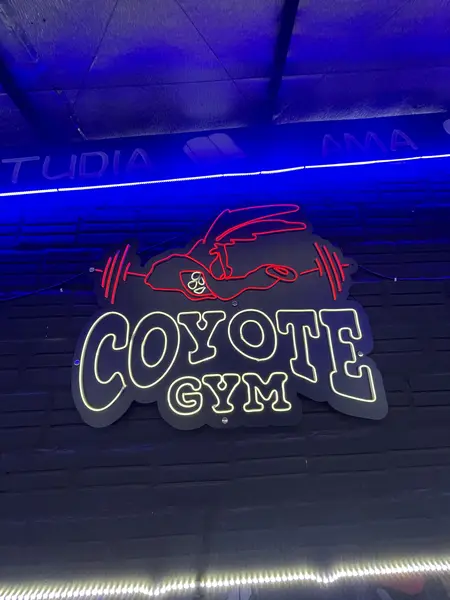 Cartel de neón de Coyote Gym en la pared
