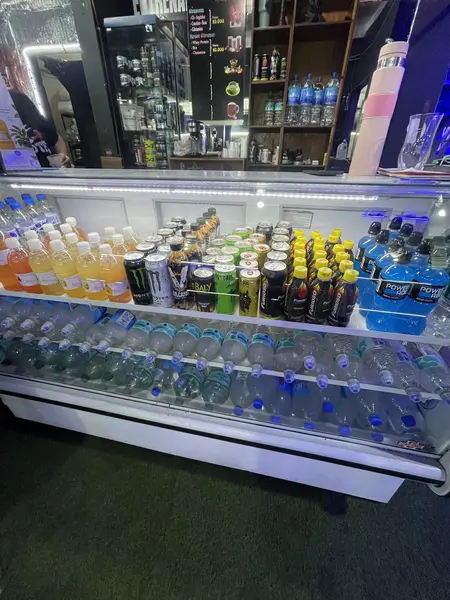 Heladera con bebidas, energizantes y agua