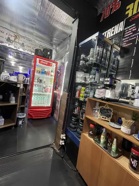 El bar con suplementos y heladera de bebidas