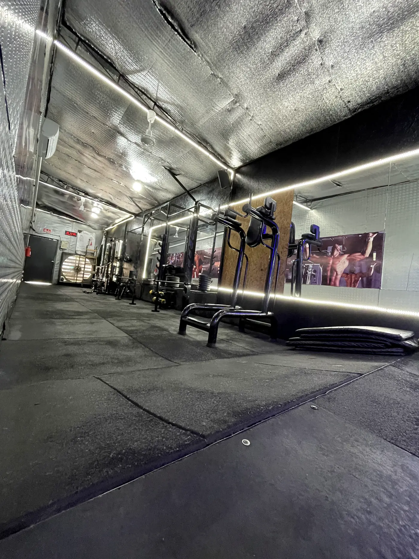 Sala del gimnasio con franjas de luz blanca